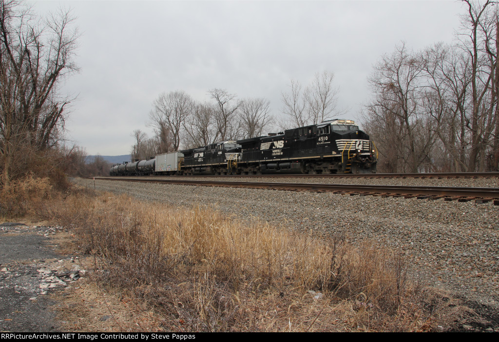 BNSF 4510 and 4686 with train 6K4